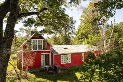 Image de Historic stone house & barn on 10 acres with patio, fireplace, & antique charm
