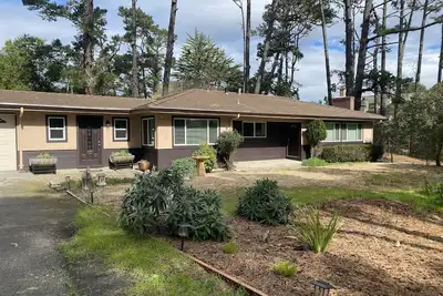 Image de Gracious 3-bedroom Pebble Beach Home in Quiet, Convenient Wooded Area