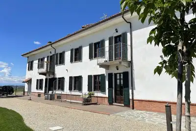 Image de Joli appartement avec Wifi, Tv, terrasse, vue panoramique et parking, près de Asti