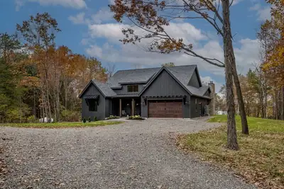 Image de Among the Oaks: Newly built Luxury home with game room, wooded setting overlooking Seneca lake