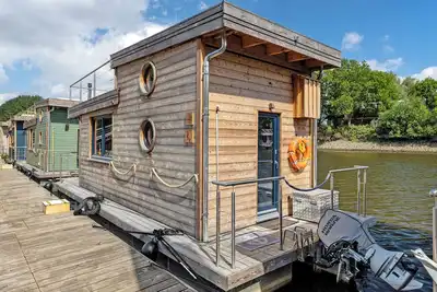 Image de Bateau \"Wunderschönes Tiny Hausboot Undine\" avec terrasse partagée et Wi-Fi