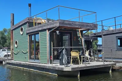 Image de Maison de vacances 'Urlaub Tiny Hausboot Tystnaden' avec terrasse privée et Wi-Fi