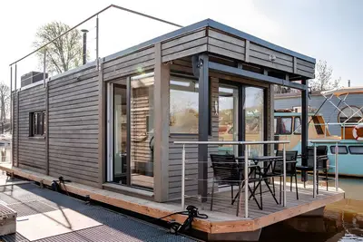 Image de Maison de vacances 'Dein Hausboot Wilma In Hamburg' avec terrasse privée et Wi-Fi