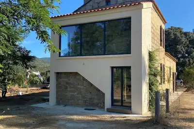 Image de Maison cantonnière en pierre entièrement rénovée sur un terrain aménagé.