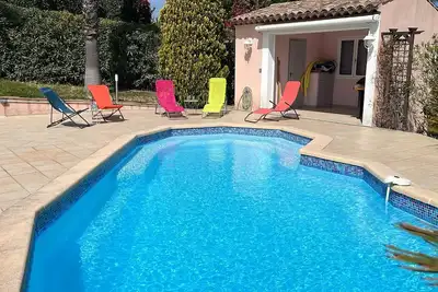 Image de pour 6 à 8 personnes en tout confort, piscine, grand jardin, soleil, et calme