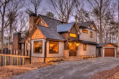 Image de Star Creek Chalet - King Beds | Game Room | Hot Tub | Walking Distance to Lake