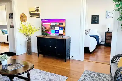 Image de Sun-kissed Serenity - Apt with Bonus 3-Season Room