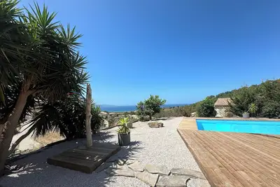 Rez de villa, piscine vue mer