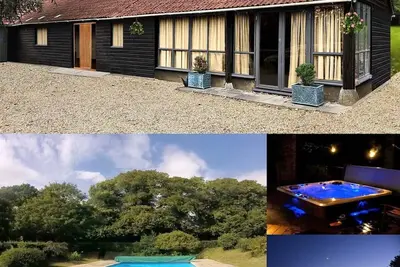 Image de Self Contained Open Plan Cottage - Hot Tub and Pool. 2 Bedroom/Ensuite Bathrooms