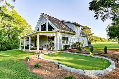 Image de Walk to Dinner! Waterfront, Updated, Prime Location - Back Home Oconee