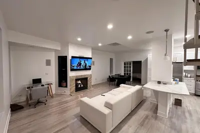 Image de Remodeled 3 story entire townhouse available in the heart of Lincoln Park.