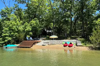 Image de ! ! ! New Listing! ! ! Lakefront Chalet with Private Beach on Beautiful Clear Water!