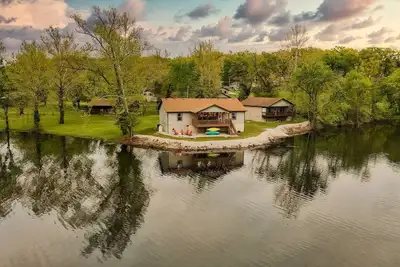 Image de Views! Lakefront Hot Tub, Kayaks, Firepit, & Pool! Disc Golf, Park, & Playground