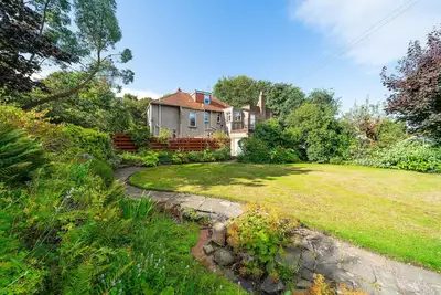 Image de A spacious traditionally built house. Superb private, quiet, central location.