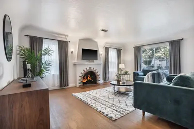 Image de New Luxury Home w Modern Mid Century Feel