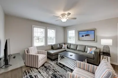 Image de Spacious dog-friendly home with screened-in porch & pool  - steps from the sand