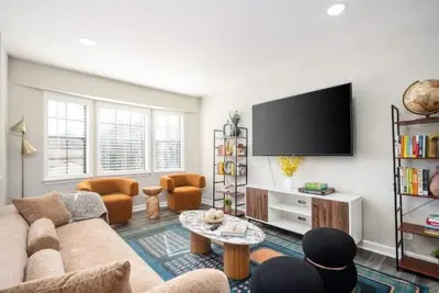 Decatur Dwelling Delight\n
