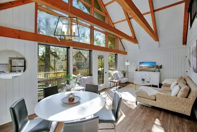 Image de Keowee Key Condo Modern Meets Cozy Private Golf Lake Tennis Community