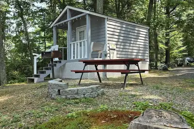 Image de Quiet and Cozy Campground Cabin 2 near the lake