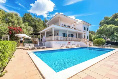 Image de Villa Alaris - Cinq Chambres Villa, Couchages 12