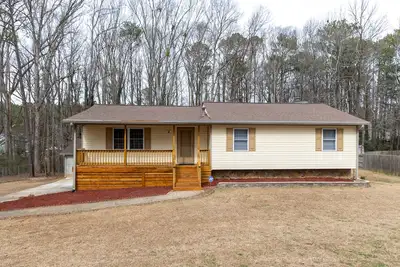 Image de The Gem Of Jonesboro. Quiet Neighborhood, close to major Interstate & retailers.