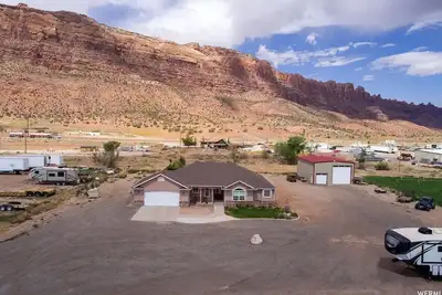 Image de Mo'ABventures Canyonlands National Park 9 beds 6 bath. 7 acre Parking Utv'S \n\n