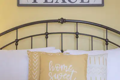 Image de Historic Hammond Home- Close to Duluth! Game Room & Pet Friendly: Dogs & Cats!