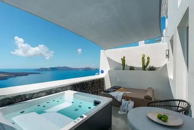 Image de Luxurious Santorini Masionette Villa | 1 Bedroom | Astounding Caldera Sea Views & Private Outdoor Hot Tub | Fira