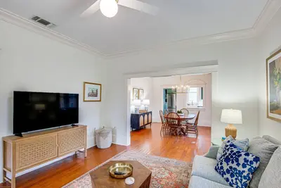 Image de 1 Mi to Downtown Tyler: Historic Home w/ Porch!