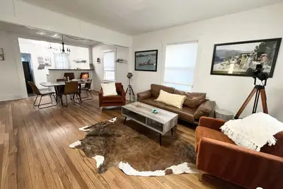 Image de Near Delano and Downtown - Open Floor plan W/ W&D!