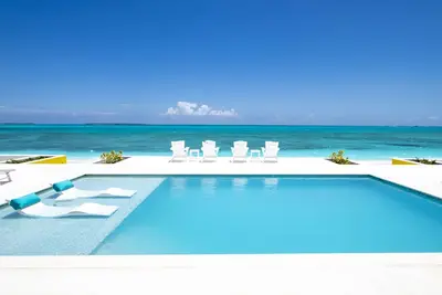 Image de Welcome to 2Hoty your Exuma beachfront luxury vacation home