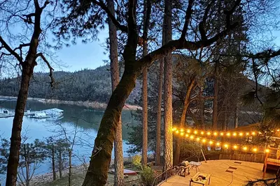 Image de Breathtaking Lakefront Havin, Remodeled, Hot Tub  - Shasta Lakeshore Retreat #10