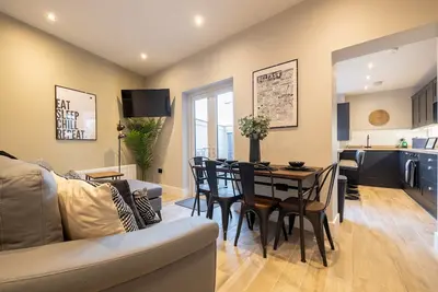 Image de Cosy Central Victorian Home! - Fresh, modern and quiet.