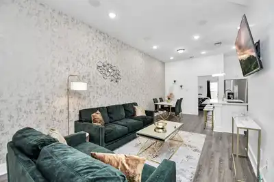 Image de New, Vibrant, 4br house, centrally located, photo wall, Gated