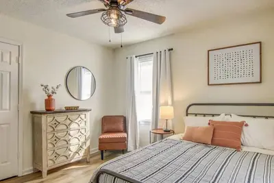 Image de Cozy & Updated - Walk to Square! Dearing Downtown