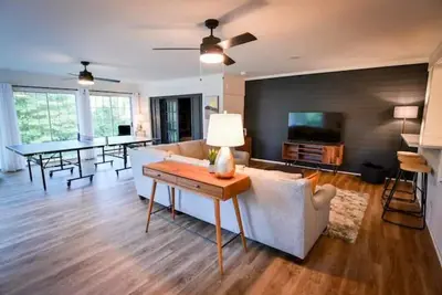 Image de Spacious, Town Square, Theatre Room! 4 bed / 2 bath Private Home on town square