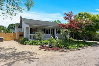 Image de Linnie's Cottage- Newly Renovated 2 bedroom retreat in Patchogue. Walk to Ferry.