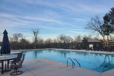 Image de Luxury Townhome w/pool and shuffleboard. 30 min to Nashville!