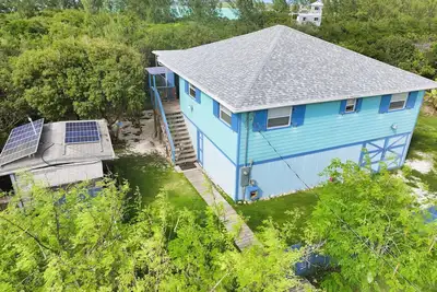 Image de Siren's Song is a beautiful waterfront home in the community of Whale Point