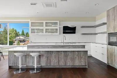 Image de Luxury mansion in West Seattle.
