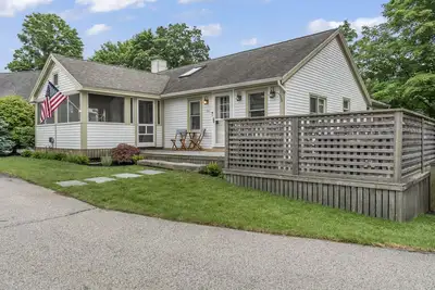 Image de High Tide Cottage is located in town and just steps from Ogunquit Beach!