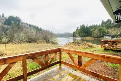 Image de Beautiful Lakefront Home with its own private boat ramp to launch your boat! ! !