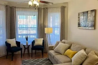 Image de Come rest your tired Chicago traveling feet in this comfy inner city home!