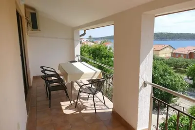 Image de Appartement de deux chambres avec le balcon et la vue sur le mer Banjol, Rab (A-22362-a)