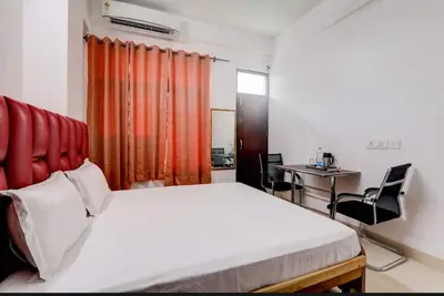 Image de 2 min to smriti upvan & chancellor club, studio rooms.