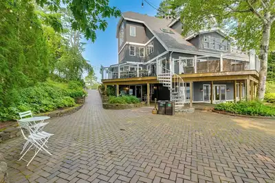 Image de ‘The Beachhouse’ Retreat w/ Prescot Bay Views!