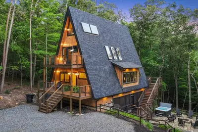 Image de A Frame Luxe Lodge ~ Secluded ~ Hot Tub ~ Fire Pit