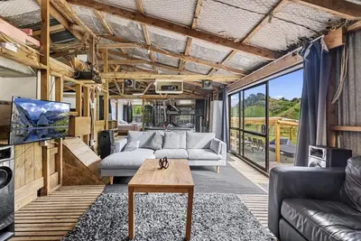 Image de Converted Woolshed where the quirks are as abundant as the laughs!