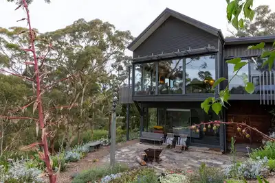 Image de Superb hilltop designer home with panoramic views in Hepburn.