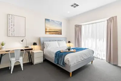 Image de Your family & staff will love it here! Bed & bath linen hire included. Unlimited Wifi. Free parking.